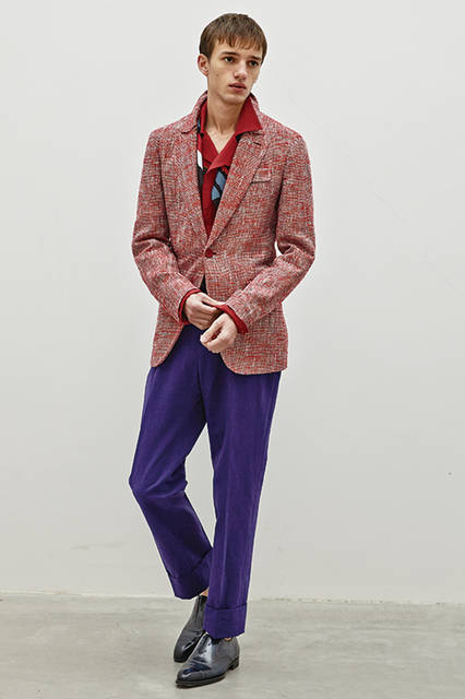 ざっくりとした織りのジャケットやシャリ感のあるオープンカラーのシャツに代表される今季のテーマは、ル・コルビュジエが手掛けたインドのチャンディーガル。折り紙ディテールのラペルや袖の45度カットに服づくりに対するこだわりがうかがえる。 <br><br> ジャケット64万2600円、パンツ11万8800円、シャツ9万4500円、スカーフ4万2660円、シューズ26万8920円　※すべて2月上旬入荷予定／ベルルッティ〈阪急メンズ大阪1階〉