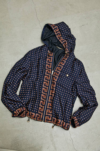 ミラノコレクションで発表されたブルゾンは、今季を象徴するネクタイの小紋柄を前身頃に配し、シルク素材を使うことでラグジュアリーなイメージを強調。メタルパーツはインパクトのあるゴールドを採用し、エレガントとスポーティーを融合させている。 <br><br> ブルゾン40万9320円(阪急メンズ限定)／ヴェルサーチ〈阪急メンズ大阪3階〉〈阪急メンズ東京2階〉