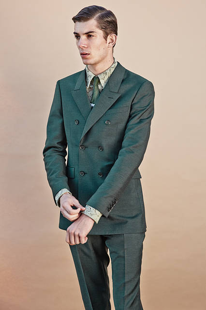 モヘヤ混のダブルブレストのジャケットとパンツのセットアップは、エメラルドと名づけられた英国的な深みのあるグリーンが目を引くデザイン。同系色のタイ、そして昆虫をモチーフにしたタイバーでイングリッシュガーデンを感じられるスタイリングに。<br><br>ジャケット21万6000円(阪急メンズ限定)、パンツ108,000円、タイ32,400円、シャツ、タイバー参考商品／バーバリー プローサム〈阪急メンズ大阪2階〉〈阪急メンズ東京2階〉