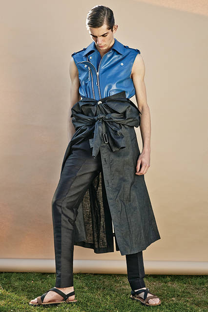上質なラムレザーを使ったスリーブレスジャケットに、シングル仕立てのトレンチコートのアームをウエスト位置に巻いて、グラフィカルなシルエットを演出。モードを退屈に終わらせない創造的なスピリットを感じさせるスタイルに。<br><br>コート312,120円(阪急メンズ限定)、スリーブレスジャケット35万1000円(阪急メンズ限定)、サンダル6万3720円　※2月中旬入荷予定、パンツは参考商品／メゾン マルジェラ〈阪急メンズ大阪2階〉〈阪急メンズ東京2階〉