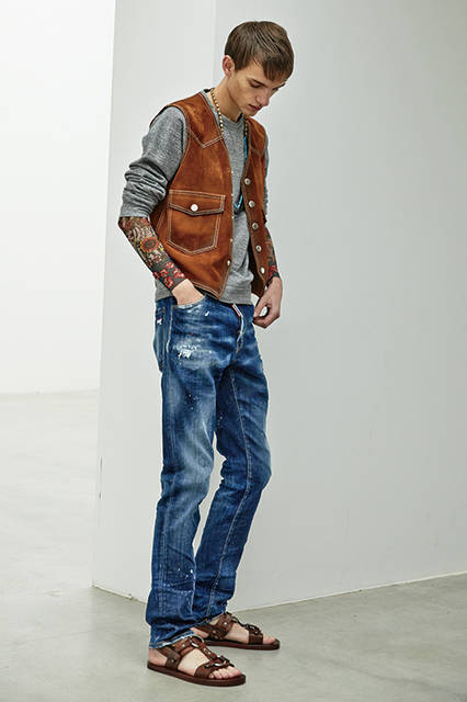 サーフスタイルにアウトドアテイストをミックスした、今季のカジュアルスタイル。なかでもトピック的存在が腕にはめたタトゥーストッキングだ。ユーズド感のあるスエードベストとスウェットに合わせれば、今年らしいストリート感を醸し出せる。<br><br>ベスト15万120円(阪急メンズ限定)　※2月中旬入荷予定、デニム6万3720円、スウェット3万8880円、タトゥーストッキング1万7280円　※2月中旬入荷予定、ネックレス、サンダルは参考商品／ディースクエアード〈阪急メンズ大阪2階〉〈阪急メンズ東京2階〉