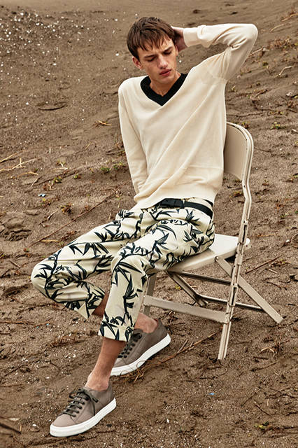 今季のテーマのひとつである“日本”をイメージした大柄なバンブープリントのパンツはインパクトのあるキーアイテム。トップスにシンプルなVネックニットを合わせて、全体の色のトーンはアイボリーを基調にすればソフトな春らしいイメージに。<br><br>ニット4万6440円、パンツ9万1800円　※2月上旬入荷予定、シューズ5万1840円(すべて阪急メンズ限定)／マーク ジェイコブス〈阪急メンズ東京2階〉