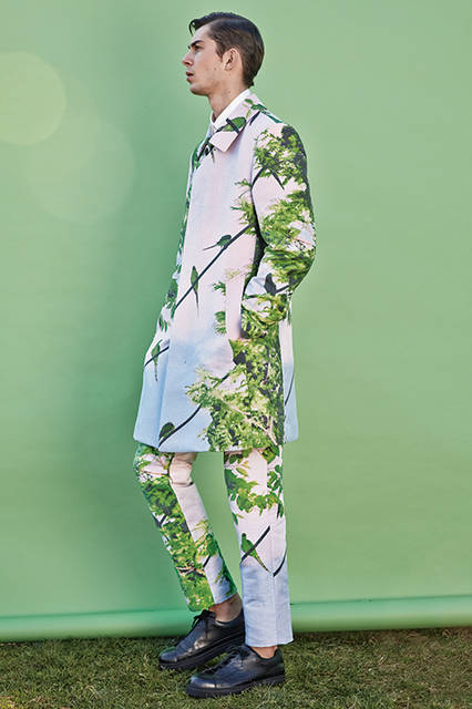 東京に生息する野生のインコを撮影した若手フォトグラファー、水谷吉法氏の写真を緻密なタッチでファブリックに表現。コットンポリエステルのフルジャカード織りのコートとパンツはさわやかかつ、アーティスティックな印象をもたらす。<br><br>コート14万400円、パンツ6万2640円、シャツ2万8080円、シューズ4万3200円／イッセイ ミヤケ メン〈阪急メンズ大阪3階〉〈阪急メンズ東京3階〉