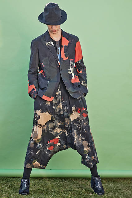 油彩のカンバスを彷彿とさせるカラフルな色を重ねた重厚感のあるルックは、若手アーティスト朝倉優佳氏とのコラボレーション。足元は「アディダス」とのコラボによるカントリーをベースにリデザインしたミッドカットスニーカー。<br><br>ジャケット13万8240円、パンツ9万2880円、シャツ3万6720円、シューズ4万5360円　※シューズのみ2月中旬入荷予定／ヨウジヤマモト〈阪急メンズ大阪2階『ガラージュ D.エディット』〉〈阪急メンズ東京2階〉