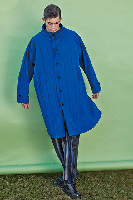 日本の伝統的な縞からインスパイアされたストライプ柄のパンツに合わせるのは、ハンドプリーツのテクニックを用いたコート。身体の動きに合わせて揺らぐプリーツが独特のフォルムを生み出す。<br><br>コート5万7240円、パンツ3万2400円／オム プリッセ イッセイ ミヤケ〈阪急メンズ東京4階〉、シューズ4万3200円／イッセイ ミヤケ メン〈阪急メンズ大阪3階〉〈阪急メンズ東京3階〉