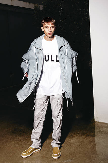 地図にない土地で放浪の旅をするひとりの男が今季のテーマ。超軽量のナイロンパーカや“PULL”のメッセージがプリントされたTシャツは、コードを引っ張ることでシルエットやフォルムが変わる、パラシュートのようなディテールがポイントだ。<br><br>パーカ16万9560円　※2月中旬入荷予定、Tシャツ2万3760円、パンツ、シューズは参考商品／ケンゾー〈阪急メンズ大阪2階『ガラージュ D.エディット』〉〈阪急メンズ東京4階〉
