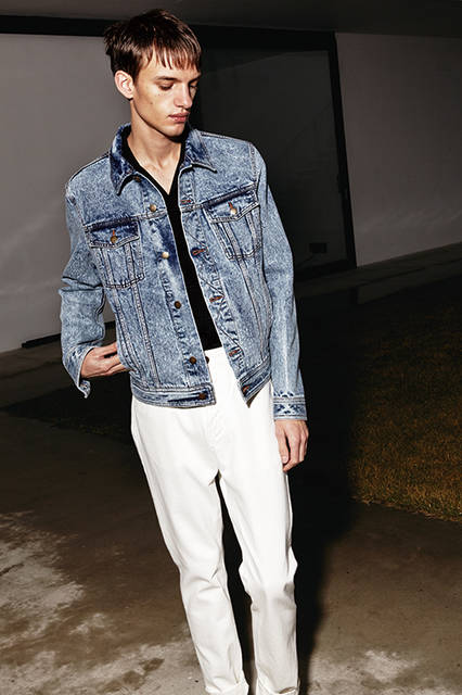 ケミカルなウォッシュ加工のデニムブルゾンは、羽織るだけで’90年代的な雰囲気を演出できるアイテム。個性ある存在だけに、インナーはブラック、パンツはホワイトといったモノトーンの色遣いで、シンプルに着こなすのが洒脱に見せる秘訣といえる。<br><br>ブルゾン5万3568円、パンツ3万1320円、シャツ3万240円／アミ アレクサンドル マテュッシ〈阪急メンズ大阪2階『ガラージュ D.エディット』〉〈阪急メンズ東京4階『ガラージュ D.エディット』〉