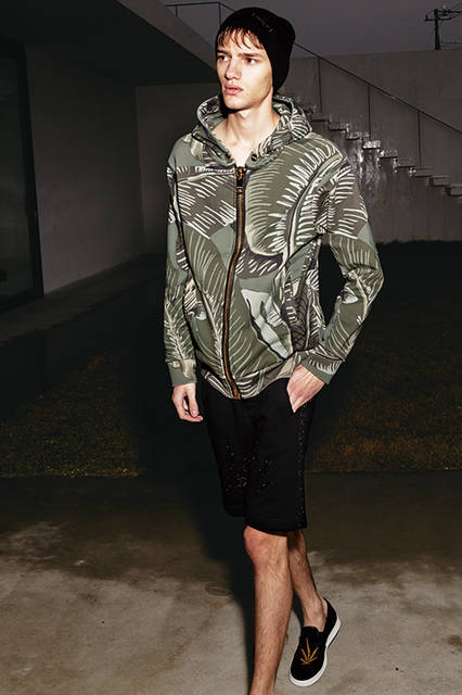 ゴールドのビッグジップパーカとヘンプのグリッタープリントが印象的なショーツは、カリフォルニアのスケーター界のスピリットが反映されたデザイン。ロサンゼルスのヴェニスビーチやマンハッタンビーチの独特な世界観が表現されたブランド。<br><br>パーカ7万9920円、ショートパンツ3万9960円、シューズ4万8600円、キャップ1万2960円／パーム・エンジェルス〈阪急メンズ東京4階『ガラージュ D.エディット』〉