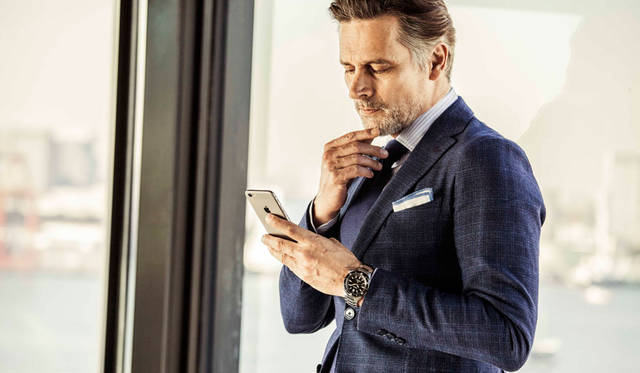 ビジネスマンのアフターファイブには、シックなジャケットは必須。華やかなシーンにもトランスオーシャンで。ジャケット価格10万5840円／タリアトーレ、シャツ価格1万4040円／エディフィス、ネクタイ価格1万4040円／ブリューワー（すべてエディフィス 渋谷Tel.03-3400-2931）、チーフ価格7560円／ニッキー、スーツ価格7万9920円／シップス（ともにシップス銀座店Tel.03-3564-5547）、ベルトはスタイリスト私物。