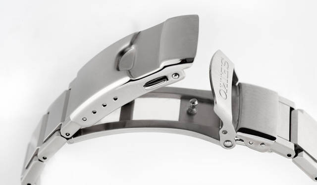 <strong>プロスペックス ダイバースキューバ トランスオーシャン</strong><br />SBDC039<br />ケース｜ステンレススチール（ベゼル部:セラミックス）<br />直径｜45mm<br />厚さ｜13.8mm<br />ムーブメント｜自動巻き（Cal.６R15）<br />防水｜200m空気潜水用<br />ブレスレット｜ステンレススチール<br />発売日｜1月29日<br />価格｜14万400円