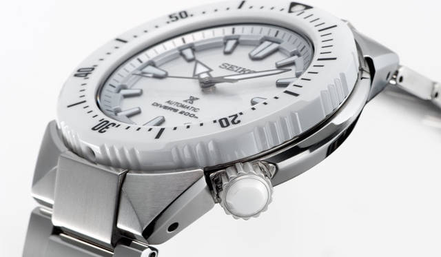 <strong>プロスペックス ダイバースキューバ トランスオーシャン<br />ゼロハリバートンコラボレーション限定モデル </strong><br />SBDC043<br />ケース｜ステンレススチール（ベゼル部:セラミックス）<br />直径｜45mm<br />厚さ｜13.8mm<br />ムーブメント｜自動巻き（Cal.６R15）<br />防水｜200m空気潜水用<br />ブレスレット｜ステンレススチール<br />発売日｜1月29日<br />限定数｜500本<br />価格｜15万1200円