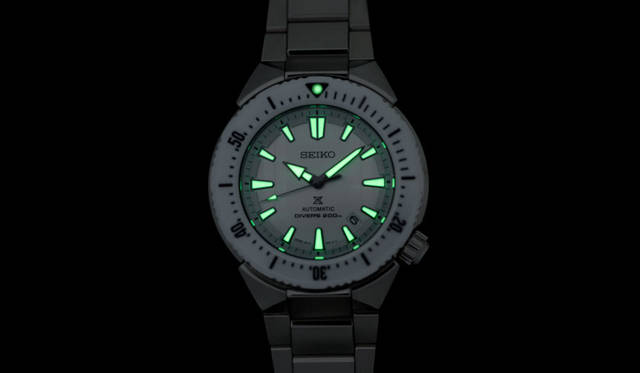 <strong>プロスペックス ダイバースキューバ トランスオーシャン<br />ゼロハリバートンコラボレーション限定モデル </strong><br />SBDC043<br />ケース｜ステンレススチール（ベゼル部:セラミックス）<br />直径｜45mm<br />厚さ｜13.8mm<br />ムーブメント｜自動巻き（Cal.６R15）<br />防水｜200m空気潜水用<br />ブレスレット｜ステンレススチール<br />発売日｜1月29日<br />限定数｜500本<br />価格｜15万1200円