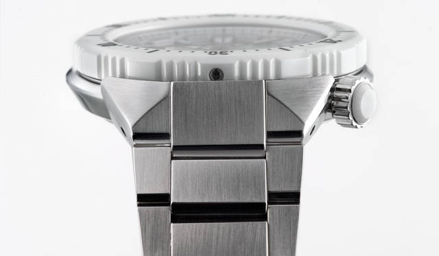 <strong>プロスペックス ダイバースキューバ トランスオーシャン<br />ゼロハリバートンコラボレーション限定モデル </strong><br />SBDC043<br />ケース｜ステンレススチール（ベゼル部:セラミックス）<br />直径｜45mm<br />厚さ｜13.8mm<br />ムーブメント｜自動巻き（Cal.６R15）<br />防水｜200m空気潜水用<br />ブレスレット｜ステンレススチール<br />発売日｜1月29日<br />限定数｜500本<br />価格｜15万1200円