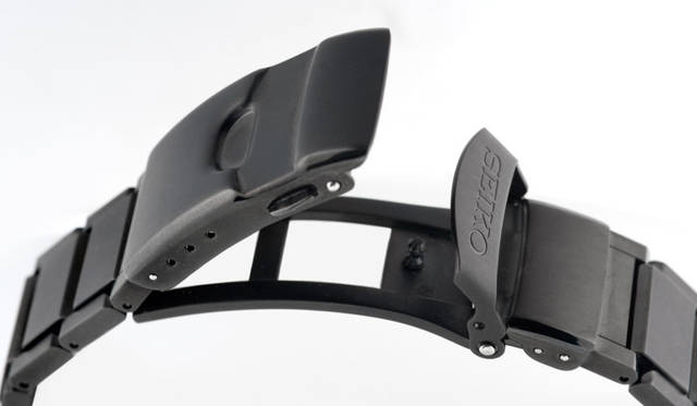 <strong>プロスペックス ダイバースキューバ トランスオーシャン<br />ゼロハリバートンコラボレーション限定モデル </strong><br />SBDC045<br />ケース｜ステンレススチール（ベゼル部:セラミックス）<br />直径｜45mm<br />厚さ｜13.8mm<br />ムーブメント｜自動巻き（Cal.６R15）<br />防水｜200m空気潜水用<br />ブレスレット｜ステンレススチール<br />発売日｜1月29日<br />限定数｜500本<br />価格｜15万1200円