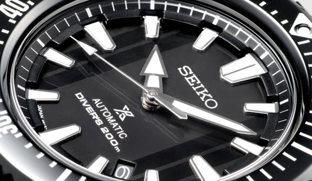 <strong>プロスペックス ダイバースキューバ トランスオーシャン<br />ゼロハリバートンコラボレーション限定モデル </strong><br />SBDC045<br />ケース｜ステンレススチール（ベゼル部:セラミックス）<br />直径｜45mm<br />厚さ｜13.8mm<br />ムーブメント｜自動巻き（Cal.６R15）<br />防水｜200m空気潜水用<br />ブレスレット｜ステンレススチール<br />発売日｜1月29日<br />限定数｜500本<br />価格｜15万1200円