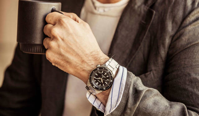 スタイリッシュなデザインのトランスオーシャンは、寛ぎのリゾートスタイルにマッチ。ジャケット価格5万1849円／バレナ、ベスト価格1万6200円／バトナー、シャツ価格2万5920円／ハミルトン、パンツ価格3万3480円／エンジニアド ガーメンツ（すべてシップス銀座店Tel.03-3564-5547）、サングラス価格2万7000円／パティオオプティカル（アルファ PR Tel.03-5413-3546）