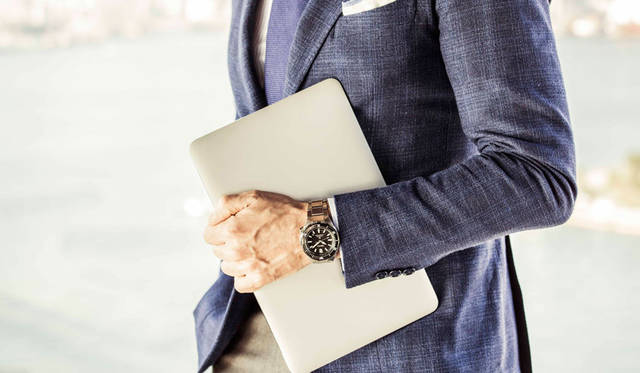 ビジネスマンのアフターファイブには、シックなジャケットは必須。華やかなシーンにもトランスオーシャンで。ジャケット価格10万5840円／タリアトーレ、シャツ価格1万4040円／エディフィス、ネクタイ価格1万4040円／ブリューワー（すべてエディフィス 渋谷Tel.03-3400-2931）、チーフ価格7560円／ニッキー、スーツ価格7万9920円／シップス（ともにシップス銀座店Tel.03-3564-5547）、ベルトはスタイリスト私物。