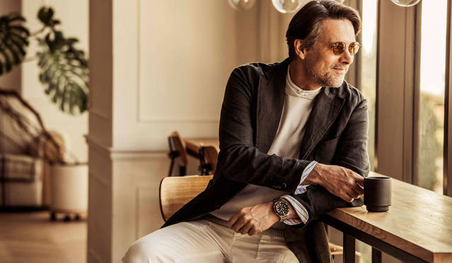 スタイリッシュなデザインのトランスオーシャンは、寛ぎのリゾートスタイルにマッチ。ジャケット価格5万1849円／バレナ、ベスト価格1万6200円／バトナー、シャツ価格2万5920円／ハミルトン、パンツ価格3万3480円／エンジニアド ガーメンツ（すべてシップス銀座店Tel.03-3564-5547）、サングラス価格2万7000円／パティオオプティカル（アルファ PR Tel.03-5413-3546）