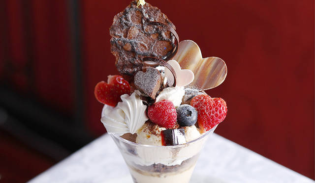 資生堂パーラー 銀座本店 サロン・ド・カフェ「バレンタインパフェ」<br> 価格｜1980円<br> 開催期間｜2月2日（火）～2月14日（日）