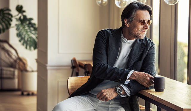 スタイリッシュなデザインのトランスオーシャンは、寛ぎのリゾートスタイルにマッチ。<br /><br />ジャケット価格5万1849円／バレナ、ベスト価格1万6200円／バトナー、シャツ価格2万5920円／ハミルトン、パンツ価格3万3480円／エンジニアド ガーメンツ（すべてシップス銀座店Tel.03-3564-5547）、サングラス価格2万7000円／パティオオプティカル（アルファ PR Tel.03-5413-3546）