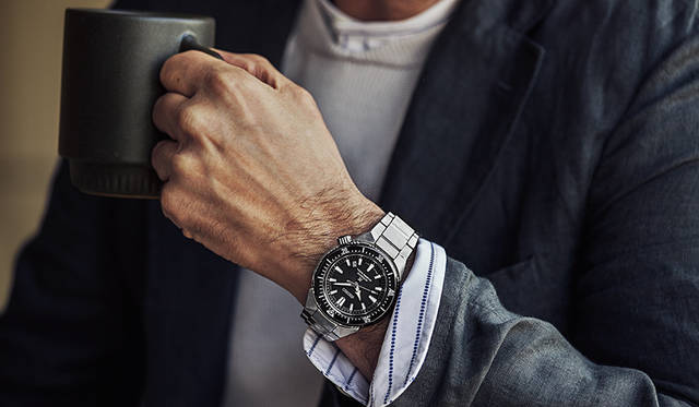 スタイリッシュなデザインのトランスオーシャンは、寛ぎのリゾートスタイルにマッチ。<br /><br />ジャケット価格5万1849円／バレナ、ベスト価格1万6200円／バトナー、シャツ価格2万5920円／ハミルトン、パンツ価格3万3480円／エンジニアド ガーメンツ（すべてシップス銀座店Tel.03-3564-5547）、サングラス価格2万7000円／パティオオプティカル（アルファ PR Tel.03-5413-3546）