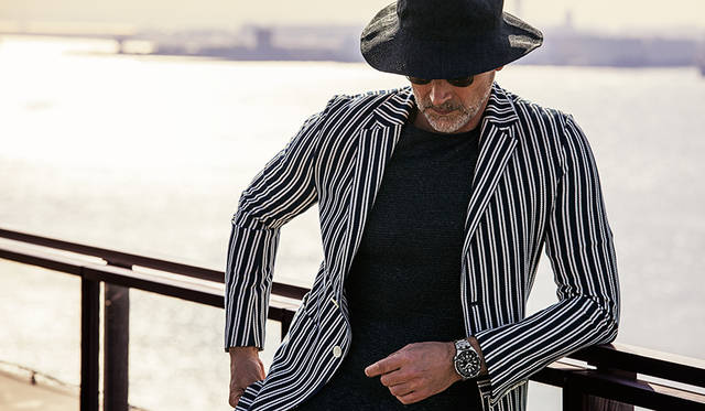 ネイビーを生かしたマリンテイストのコーディネートを、オンにもオフにも着用できるトランスオーシャンが引き締める。<br /><br />ハット価格1万4040円／キジマ タカユキ、ジャケット価格3万4560円、ニット価格1万4040円、パンツ価格1万6200円／すべてエディフィス（ともにエディフィス 渋谷Tel.03-3400-2931）、サングラス価格2万7000円／パティオオプティカル（アルファ PR Tel.03-5413-3546）