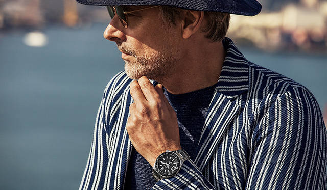 ネイビーを生かしたマリンテイストのコーディネートを、オンにもオフにも着用できるトランスオーシャンが引き締める。<br /><br />ハット価格1万4040円／キジマ タカユキ、ジャケット価格3万4560円、ニット価格1万4040円、パンツ価格1万6200円／すべてエディフィス（ともにエディフィス 渋谷Tel.03-3400-2931）、サングラス価格2万7000円／パティオオプティカル（アルファ PR Tel.03-5413-3546）