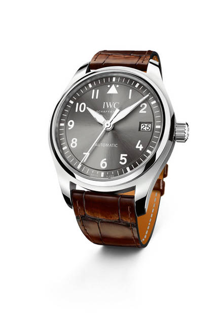 3-IW324001_Lifestyle <strong>パイロット・ウォッチ・オートマティック 36</strong><br />ケース|ステンレススチール<br />直径|36mm<br />厚さ|10.6mm<br />ムーブメント|自動巻き(Cal.35111)<br />機能|日付表示<br />防水|6気圧<br />ストラップ|サントーニ社製カーフ<br />発売時期|2016年6月予定<br />価格|51万5000円