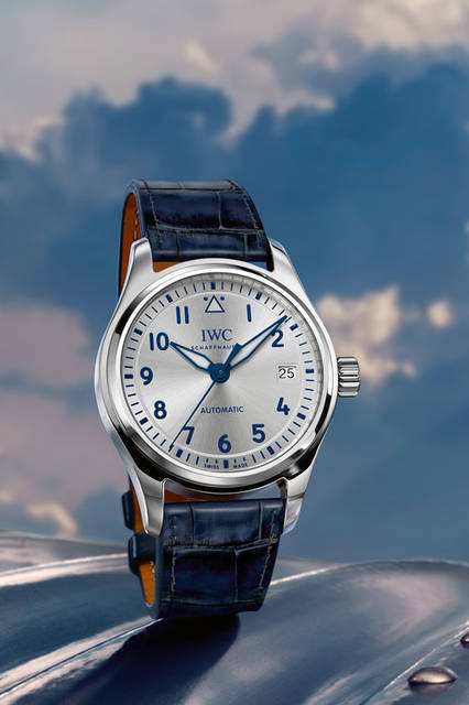 6-IW324003_Mood <strong>パイロット・ウォッチ・オートマティック 36</strong><br />ケース|ステンレススチール<br />直径|36mm<br />厚さ|10.6mm<br />ムーブメント|自動巻き(Cal.35111)<br />機能|日付表示<br />防水|6気圧<br />ストラップ|サントーニ社製カーフ<br />発売時期|2016年6月予定<br />価格|51万5000円