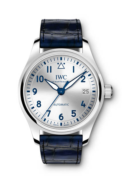 7-IW324003 <strong>パイロット・ウォッチ・オートマティック 36</strong><br />ケース|ステンレススチール<br />直径|36mm<br />厚さ|10.6mm<br />ムーブメント|自動巻き(Cal.35111)<br />機能|日付表示<br />防水|6気圧<br />ストラップ|サントーニ社製カーフ<br />発売時期|2016年6月予定<br />価格|51万5000円