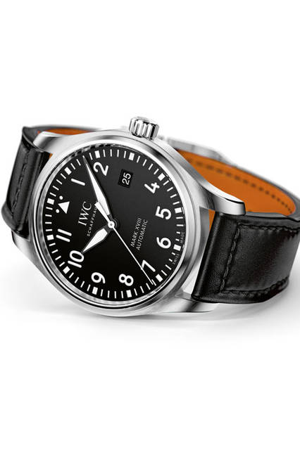 12-IW327001_Lifestyle <strong>パイロット・ウォッチ・マークXVIII</strong><br />ケース|ステンレススチール<br />直径|40mm<br />厚さ|11mm<br />ムーブメント|自動巻き(Cal.30110)<br />防水|6気圧<br />ストラップ|サントーニ製カーフ<br />機能|日付表示<br />発売時期|2016年4月予定<br />価格|51万5000円