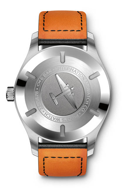 13-IW327001_Back <strong>パイロット・ウォッチ・マークXVIII</strong><br />ケース|ステンレススチール<br />直径|40mm<br />厚さ|11mm<br />ムーブメント|自動巻き(Cal.30110)<br />防水|6気圧<br />ストラップ|サントーニ製カーフ<br />機能|日付表示<br />発売時期|2016年4月予定<br />価格|51万5000円