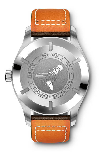 17-IW327004_Back <strong>パイロット・ウォッチ・<br />マークXVIII “プティ・プランス”</strong><br />ケース|ステンレススチール<br />直径|40mm<br />厚さ|11mm<br />ムーブメント|自動巻き(Cal.30110)<br />防水|6気圧<br />ストラップ|サントーニ製カーフ<br />機能|日付表示<br />発売時期|2016年4月予定<br />価格|51万5000円