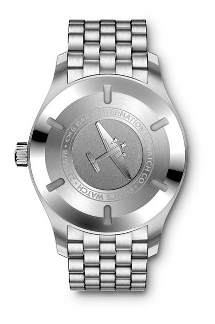 19-IW327011_Back <strong>パイロット・ウォッチ・マークXVIII</strong><br />ケース|ステンレススチール<br />直径|40mm<br />厚さ|11mm<br />ムーブメント|自動巻き(Cal.30110)<br />防水|6気圧<br />ブレスレット|ステンレススチール<br />機能|日付表示<br />発売時期|2016年4月予定<br />価格|63万円