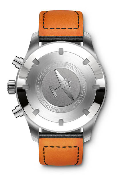 45-IW395001_Back <strong>パイロット・ウォッチ・タイムゾーナー・<br />クロノグラフ</strong><br />ケース|ステンレススチール<br />直径|45mm<br />厚さ|16.5mm<br />ムーブメント|自動巻き(Cal.89760)<br />防水|6気圧<br />ストラップ|サントーニ製カーフ<br />機能|第二時間帯表示(回転ベゼルにより12時位置にある都市の時刻を時分針が表示し、24時間針で昼夜を判別)クロノグラフ(12時間+60分同軸積算計)、日付表示<br />発売時期|2016年10月予定<br />価格|151万5000円