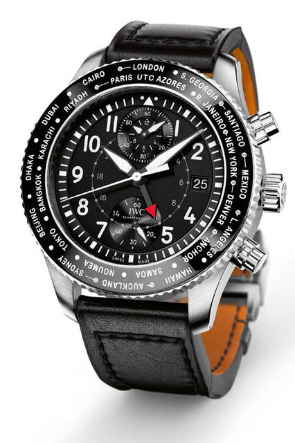 46-IW395001_Lifestyle <strong>パイロット・ウォッチ・タイムゾーナー・<br />クロノグラフ</strong><br />ケース|ステンレススチール<br />直径|45mm<br />厚さ|16.5mm<br />ムーブメント|自動巻き(Cal.89760)<br />防水|6気圧<br />ストラップ|サントーニ製カーフ<br />機能|第二時間帯表示(回転ベゼルにより12時位置にある都市の時刻を時分針が表示し、24時間針で昼夜を判別)クロノグラフ(12時間+60分同軸積算計)、日付表示<br />発売時期|2016年10月予定<br />価格|151万5000円