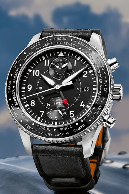 48-IW395001_Mood <strong>パイロット・ウォッチ・タイムゾーナー・<br />クロノグラフ</strong><br />ケース|ステンレススチール<br />直径|45mm<br />厚さ|16.5mm<br />ムーブメント|自動巻き(Cal.89760)<br />防水|6気圧<br />ストラップ|サントーニ製カーフ<br />機能|第二時間帯表示(回転ベゼルにより12時位置にある都市の時刻を時分針が表示し、24時間針で昼夜を判別)クロノグラフ(12時間+60分同軸積算計)、日付表示<br />発売時期|2016年10月予定<br />価格|151万5000円