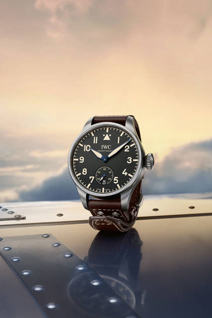 73-IW510301_Mood <strong>ビッグ・パイロット・ヘリテージ・ウォッチ 55</strong><br />ケース|チタン<br />直径|55mm<br />厚さ|13.5mm<br />ムーブメント|手巻き(Cal.98300)<br />防水|6気圧<br />ストラップ|カーフ<br />限定数|100本(直営ブティック限定)<br />発売時期|2016年10月予定<br />価格|186万5000円