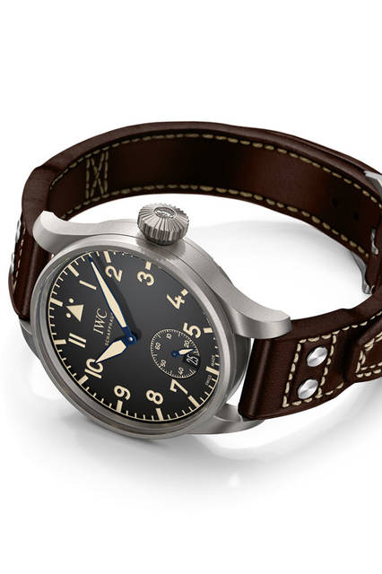 78-IWC_Beobach_Lifestyle <strong>ビッグ・パイロット・ヘリテージ・ウォッチ 55</strong><br />ケース|チタン<br />直径|55mm<br />厚さ|13.5mm<br />ムーブメント|手巻き(Cal.98300)<br />防水|6気圧<br />ストラップ|カーフ<br />限定数|100本(直営ブティック限定)<br />発売時期|2016年10月予定<br />価格|186万5000円