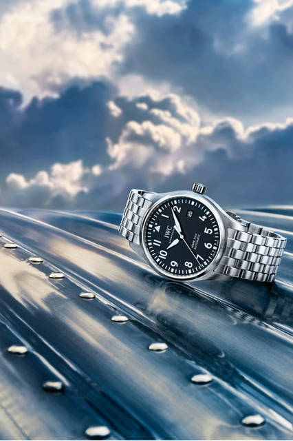 top1.-W327011_Mood <strong>パイロット・ウォッチ・マークXVIII</strong><br />ケース|ステンレススチール<br />直径|40mm<br />厚さ|11mm<br />ムーブメント|自動巻き(Cal.30110)<br />防水|6気圧<br />ブレスレット|ステンレススチール<br />機能|日付表示<br />発売時期|2016年4月予定<br />価格|63万円