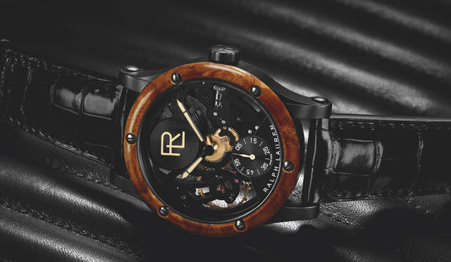 <strong>ラルフ ローレン RL オートモーティブ スケルトン</strong><br />ケース｜ウッド（インド紫檀）ベゼル＋ショットブラスト加工ステンレススチール<br />直径｜44.8mm<br />厚さ｜11.2mm<br />ムーブメント｜手巻き（Cal.RL1967）<br />パワーリザーブ｜約45時間<br />ストラップ｜ブラックアリゲーター<br />防水｜5気圧<br />価格｜524万8800円