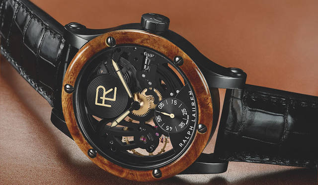 <strong>ラルフ ローレン RL オートモーティブ スケルトン</strong><br />ケース｜ウッド（インド紫檀）ベゼル＋ショットブラスト加工ステンレススチール<br />直径｜44.8mm<br />厚さ｜11.2mm<br />ムーブメント｜手巻き（Cal.RL1967）<br />パワーリザーブ｜約45時間<br />ストラップ｜ブラックアリゲーター<br />防水｜5気圧<br />価格｜524万8800円