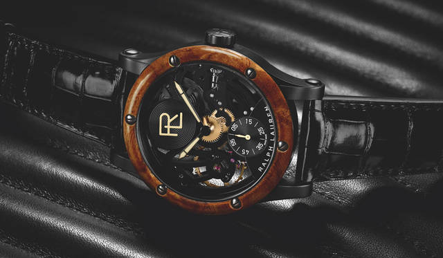 <strong>ラルフ ローレン オートモーティブ スケルトン</strong><br />ケース｜ウッド（インド紫檀）ベゼル＋ショットブラスト加工ステンレススチール<br />直径｜44.8mm<br />厚さ｜11.2mm<br />ムーブメント｜自動巻き（Cal.RL1967）<br />パワーリザーブ｜約45時間<br />ストラップ｜ブラックアリゲーター<br />防水｜5気圧<br />価格｜340万2000円