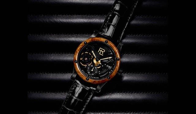 <strong>ラルフ ローレン RL オートモーティブ スケルトン</strong><br />ケース｜ウッド（インド紫檀）ベゼル＋ショットブラスト加工ステンレススチール<br />直径｜44.8mm<br />厚さ｜11.2mm<br />ムーブメント｜手巻き（Cal.RL1967）<br />パワーリザーブ｜約45時間<br />ストラップ｜ブラックアリゲーター<br />防水｜5気圧<br />価格｜524万8800円