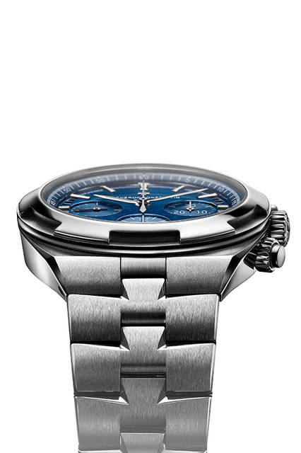 <strong>オーヴァーシーズ・クロノグラフ</strong><br />ケース｜ステンレススチール<br />直径｜42.5mm<br />厚さ｜13.7mm<br />ムーブメント│自動巻き（Cal.5200）<br />機能｜クロノグラフ（12時間積算計、30分積算計）、日付表示<br />防水│15気圧<br />ブレスレット│ステンレススチール（ラバーストラップとアリゲーターストラップ付属）<br />発売時期│2016年6月予定<br />価格│360万円