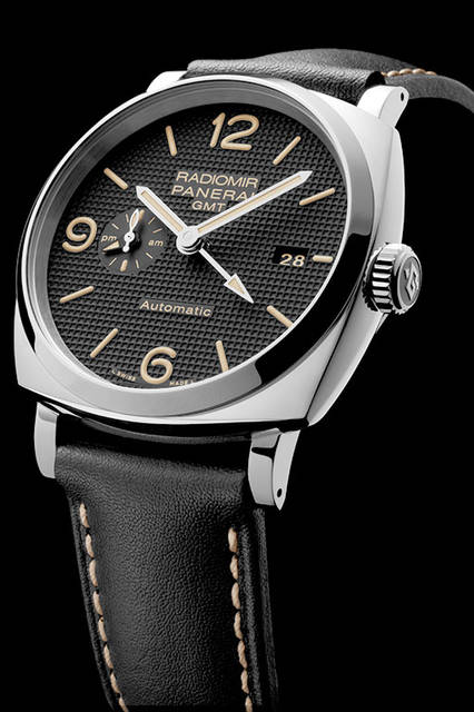 <strong>ラジオミール1940 スリーデイズ GMT<br />オートマティック アッチャイオ-45mm</strong><br />PAM00627<br />ケース｜ステンレススチール<br />直径｜45mm<br />ムーブメント｜自動巻き（Cal.P.4001）<br />機能｜第二時間帯表示、昼夜表示、パワーリザーブ表示（ムーブメント裏蓋側）、ゼロリセット機能、日付表示<br />ストラップ｜カーフ<br />防水｜10気圧<br />発売時期｜2016年夏予定