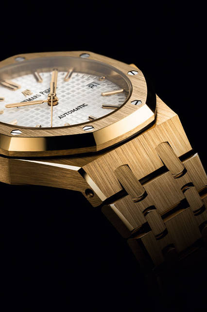 <strong>ロイヤル オーク・オートマティック</strong><br />ケース｜18Kイエローゴールド<br />直径｜37mm<br />厚さ│9.8mm<br />ムーブメント｜自動巻き（Cal.3120）<br />機能｜日付表示<br />ブレスレット｜イエローゴールド<br />防水｜5気圧<br />発売時期｜2015年3月予定<br />予価｜475万2000円