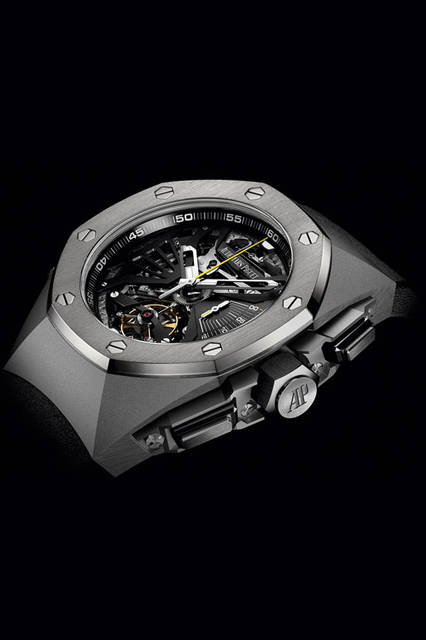 <strong>ロイヤル オーク コンセプト・スーパーソヌリ</strong><br />ケース｜チタン<br />直径｜44mm<br />厚さ│16.5mm<br />ムーブメント｜手巻き（Cal.2937）<br />機能｜ミニッツリピーター、トゥールビヨン、クロノグラフ（30分積算計）<br />ストラップ｜ブラックラバー<br />防水｜20ｍ<br />発売時期｜2016年9月予定<br />予価｜6453万円