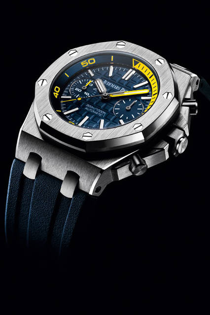 <strong>ロイヤル オーク オフショア・<br />ダイバー・クロノグラフ</strong><br />ケース｜ステンレススチール<br />直径｜42mm<br />厚さ│14.75mm<br />ムーブメント｜自動巻き（Cal.3124/3841）<br />機能｜クロノグラフ（30分積算計）、スモールセコンド、潜水時間を記録するインナーリング<br />ストラップ｜ラバー<br />防水｜300m<br />発売時期｜2015年6月予定<br />予価｜302万4000円