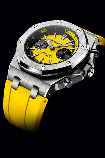 <strong>ロイヤル オーク オフショア・<br />ダイバー・クロノグラフ</strong><br />ケース｜ステンレススチール<br />直径｜42mm<br />厚さ│14.75mm<br />ムーブメント｜自動巻き（Cal.3124/3841）<br />機能｜クロノグラフ（30分積算計）、スモールセコンド、潜水時間を記録するインナーリング<br />ストラップ｜ラバー<br />防水｜300m<br />発売時期｜2015年6月予定<br />予価｜302万4000円